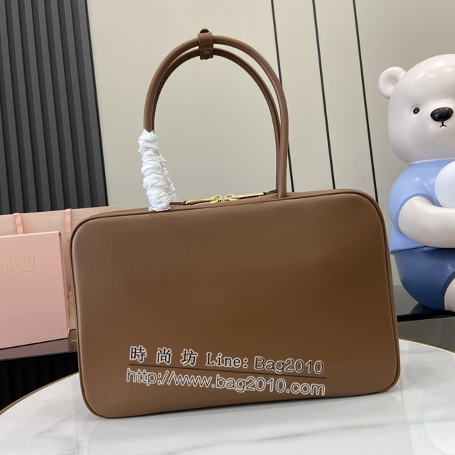 miumiu專櫃繆繆最新款原廠公事包Beau手袋手提包 jh2335型號：5bb117，5bb163